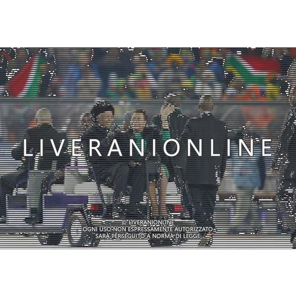 (100712) -- JOHANNESBURG, July 12, 2010 () -- South African Former President Nelson Mandela (L) and his wife Graca Machel greet the spectators during the closing ceremony of the 2010 FIFA football World Cup ahead of the final between the Netherlands and Spain on July 11, 2010 at Soccer City stadium in Johannesburg, South Africa. (/Liao Yujie) ©Photoshot/Agenzia Aldo Liverani Sas - ITALY ONLY - CERIMONIA DI CHIUSURA FIFA WORLD CUP CAMPIONATI MONDIALI SUD AFRICA 2010