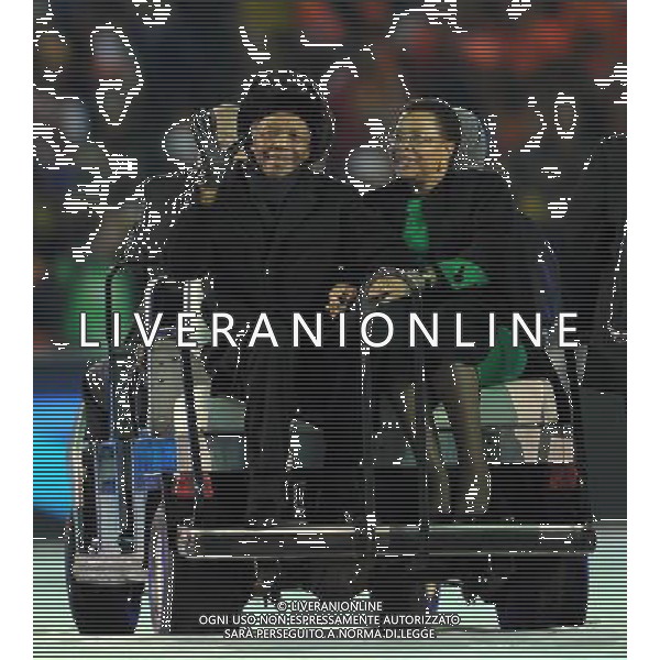 (100712) -- JOHANNESBURG, July 12, 2010 () -- South African Former President Nelson Mandela (L) and his wife Graca Machel greet the spectators during the closing ceremony of the 2010 FIFA football World Cup ahead of the final between the Netherlands and Spain on July 11, 2010 at Soccer City stadium in Johannesburg, South Africa. (/Wang Yuguo) ©Photoshot/Agenzia Aldo Liverani Sas - ITALY ONLY - CERIMONIA DI CHIUSURA FIFA WORLD CUP CAMPIONATI MONDIALI SUD AFRICA 2010