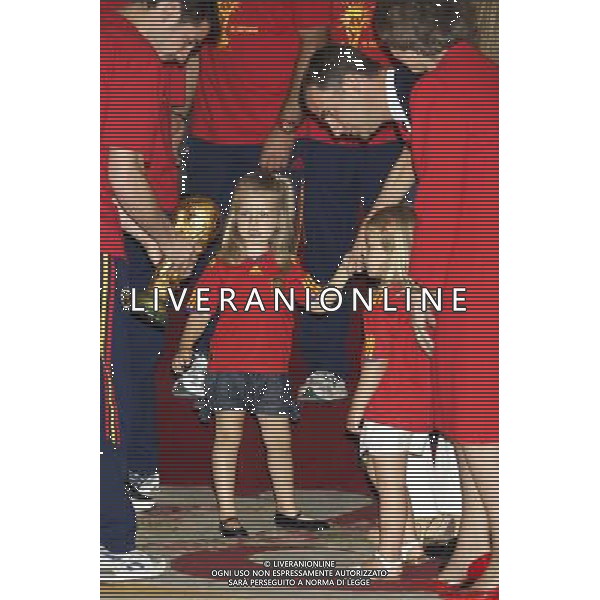 King Juan Carlos, Queen Sofia, Prince Felipe, Princess Letizia, Princess Leonor, Princess Sofia, Princess Elena attend an Audience to the National Football Team on their victory in the FIFA World Cup \'South Africa 2010 at Palacio Real in Madrid Photo: Billy Chappel / ALFAQUI - Ag. Aldo Liverani sas ITALY ONLY RICEVIMENTO A PALAZZO REALE DI MADRID DELLA NAZIONALE SPAGNOLA DI CALCIO DOPO LA VITTORIA DELLA COPPA DEL MONDO IN SUD AFRICA 2010