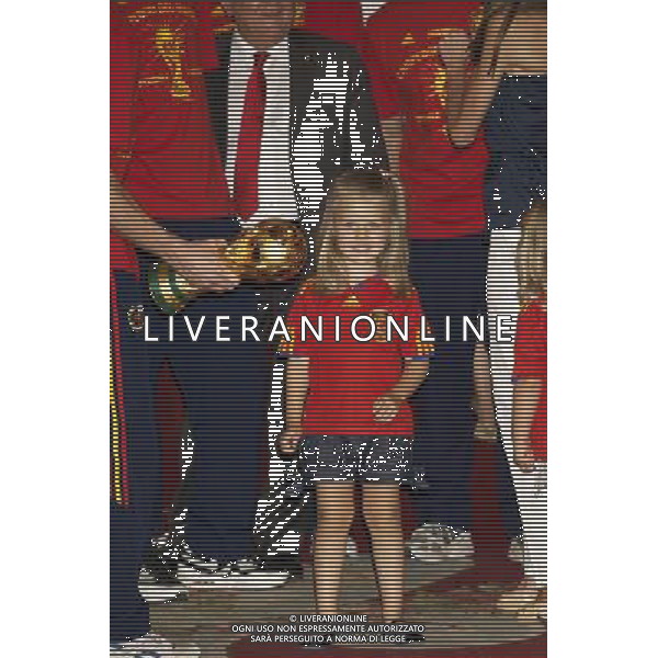 King Juan Carlos, Queen Sofia, Prince Felipe, Princess Letizia, Princess Leonor, Princess Sofia, Princess Elena attend an Audience to the National Football Team on their victory in the FIFA World Cup \'South Africa 2010 at Palacio Real in Madrid Photo: Billy Chappel / ALFAQUI - Ag. Aldo Liverani sas ITALY ONLY RICEVIMENTO A PALAZZO REALE DI MADRID DELLA NAZIONALE SPAGNOLA DI CALCIO DOPO LA VITTORIA DELLA COPPA DEL MONDO IN SUD AFRICA 2010