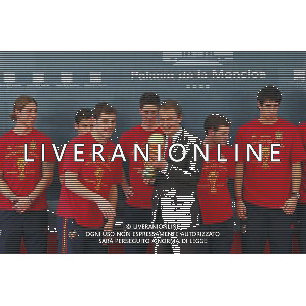 Madrid (12/07/10).- Los jugadores de la Seleccion Espanola, Campeona del Mundo 2010, son recibidos en el Palacio de Moncloa por el Presidente del gobierno, Jose Luis Rodriguez Zapatero. © Alex Cid-Fuentes/ALFAQUI - Ag. Aldo Liverani sas ITALY ONLY LA NAZIONALE SPAGNOLA DI CALCIO RICEVUTA AL PALAZZO DE LA MONCLOA DA ZAPATERO