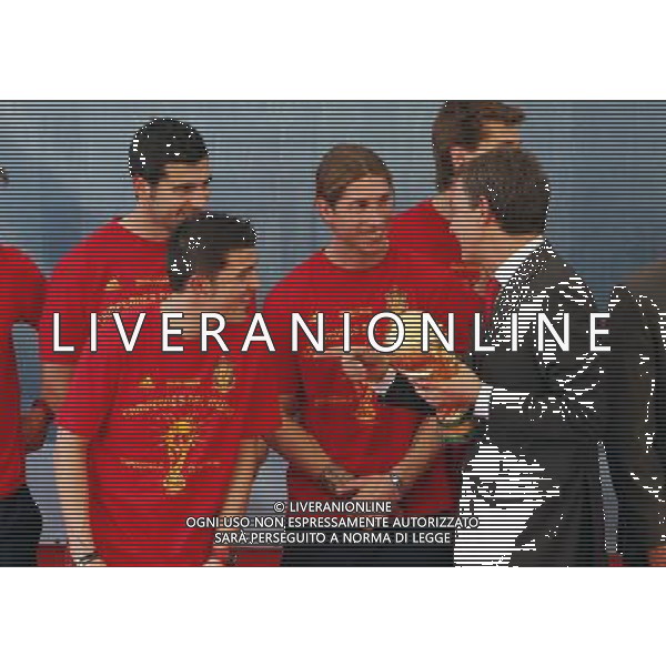 Madrid (12/07/10).- Los jugadores de la Seleccion Espanola, Campeona del Mundo 2010, son recibidos en el Palacio de Moncloa por el Presidente del gobierno, Jose Luis Rodriguez Zapatero. © Alex Cid-Fuentes/ALFAQUI - Ag. Aldo Liverani sas ITALY ONLY LA NAZIONALE SPAGNOLA DI CALCIO RICEVUTA AL PALAZZO DE LA MONCLOA DA ZAPATERO