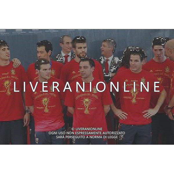 Madrid (12/07/10).- Los jugadores de la Seleccion Espanola, Campeona del Mundo 2010, son recibidos en el Palacio de Moncloa por el Presidente del gobierno, Jose Luis Rodriguez Zapatero. © Alex Cid-Fuentes/ALFAQUI - Ag. Aldo Liverani sas ITALY ONLY LA NAZIONALE SPAGNOLA DI CALCIO RICEVUTA AL PALAZZO DE LA MONCLOA DA ZAPATERO