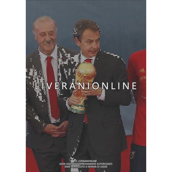 Madrid (12/07/10).- Los jugadores de la Seleccion Espanola, Campeona del Mundo 2010, son recibidos en el Palacio de Moncloa por el Presidente del gobierno, Jose Luis Rodriguez Zapatero. © Alex Cid-Fuentes/ALFAQUI - Ag. Aldo Liverani sas ITALY ONLY LA NAZIONALE SPAGNOLA DI CALCIO RICEVUTA AL PALAZZO DE LA MONCLOA DA ZAPATERO