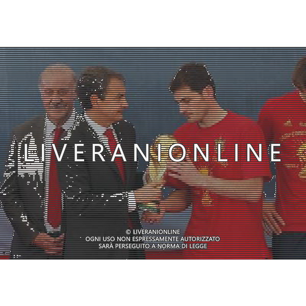 Madrid (12/07/10).- Los jugadores de la Seleccion Espanola, Campeona del Mundo 2010, son recibidos en el Palacio de Moncloa por el Presidente del gobierno, Jose Luis Rodriguez Zapatero. © Alex Cid-Fuentes/ALFAQUI - Ag. Aldo Liverani sas ITALY ONLY LA NAZIONALE SPAGNOLA DI CALCIO RICEVUTA AL PALAZZO DE LA MONCLOA DA ZAPATERO