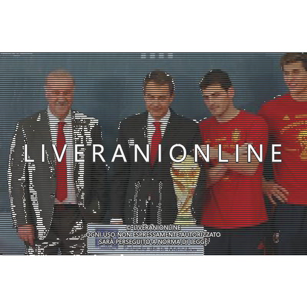 Madrid (12/07/10).- Los jugadores de la Seleccion Espanola, Campeona del Mundo 2010, son recibidos en el Palacio de Moncloa por el Presidente del gobierno, Jose Luis Rodriguez Zapatero. © Alex Cid-Fuentes/ALFAQUI - Ag. Aldo Liverani sas ITALY ONLY LA NAZIONALE SPAGNOLA DI CALCIO RICEVUTA AL PALAZZO DE LA MONCLOA DA ZAPATERO