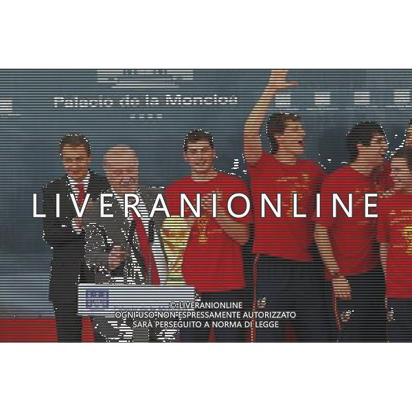 Madrid (12/07/10).- Los jugadores de la Seleccion Espanola, Campeona del Mundo 2010, son recibidos en el Palacio de Moncloa por el Presidente del gobierno, Jose Luis Rodriguez Zapatero. © Alex Cid-Fuentes/ALFAQUI - Ag. Aldo Liverani sas ITALY ONLY LA NAZIONALE SPAGNOLA DI CALCIO RICEVUTA AL PALAZZO DE LA MONCLOA DA ZAPATERO