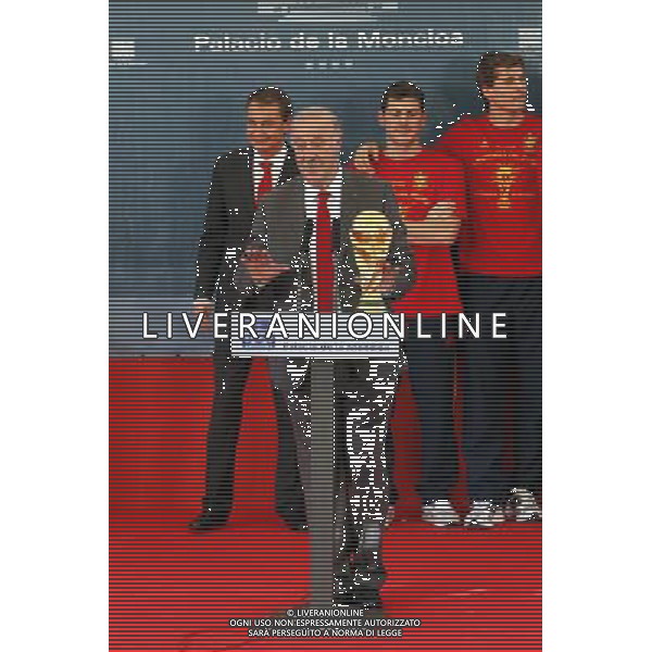 Madrid (12/07/10).- Los jugadores de la Seleccion Espanola, Campeona del Mundo 2010, son recibidos en el Palacio de Moncloa por el Presidente del gobierno, Jose Luis Rodriguez Zapatero. © Alex Cid-Fuentes/ALFAQUI - Ag. Aldo Liverani sas ITALY ONLY LA NAZIONALE SPAGNOLA DI CALCIO RICEVUTA AL PALAZZO DE LA MONCLOA DA ZAPATERO NELLA FOTO: VICENTE DEL BOSQUE