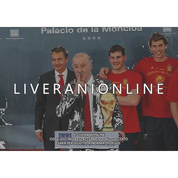 Madrid (12/07/10).- Los jugadores de la Seleccion Espanola, Campeona del Mundo 2010, son recibidos en el Palacio de Moncloa por el Presidente del gobierno, Jose Luis Rodriguez Zapatero. © Alex Cid-Fuentes/ALFAQUI - Ag. Aldo Liverani sas ITALY ONLY LA NAZIONALE SPAGNOLA DI CALCIO RICEVUTA AL PALAZZO DE LA MONCLOA DA ZAPATERO NELLA FOTO: VICENTE DEL BOSQUE