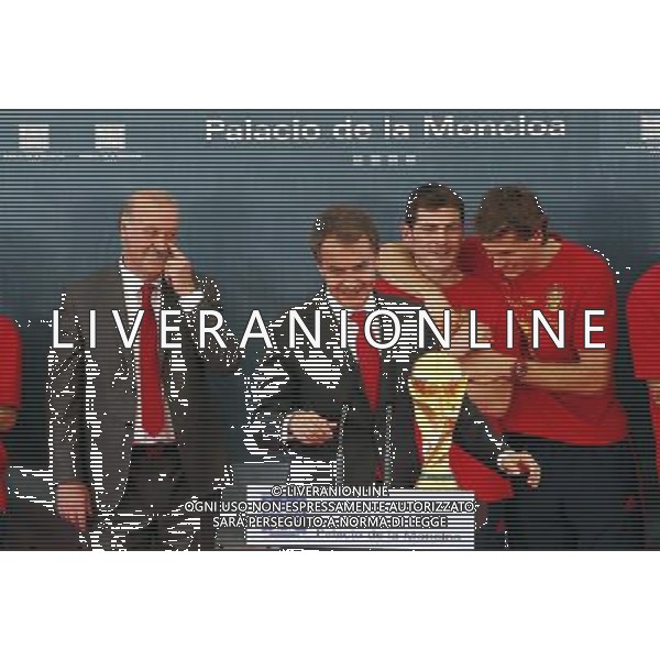 Madrid (12/07/10).- Los jugadores de la Seleccion Espanola, Campeona del Mundo 2010, son recibidos en el Palacio de Moncloa por el Presidente del gobierno, Jose Luis Rodriguez Zapatero. © Alex Cid-Fuentes/ALFAQUI - Ag. Aldo Liverani sas ITALY ONLY LA NAZIONALE SPAGNOLA DI CALCIO RICEVUTA AL PALAZZO DE LA MONCLOA DA ZAPATERO