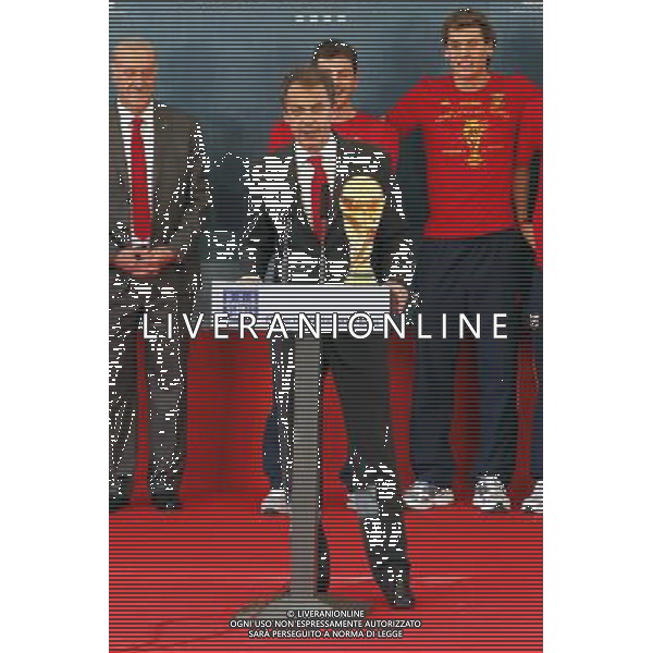 Madrid (12/07/10).- Los jugadores de la Seleccion Espanola, Campeona del Mundo 2010, son recibidos en el Palacio de Moncloa por el Presidente del gobierno, Jose Luis Rodriguez Zapatero. © Alex Cid-Fuentes/ALFAQUI - Ag. Aldo Liverani sas ITALY ONLY LA NAZIONALE SPAGNOLA DI CALCIO RICEVUTA AL PALAZZO DE LA MONCLOA DA ZAPATERO