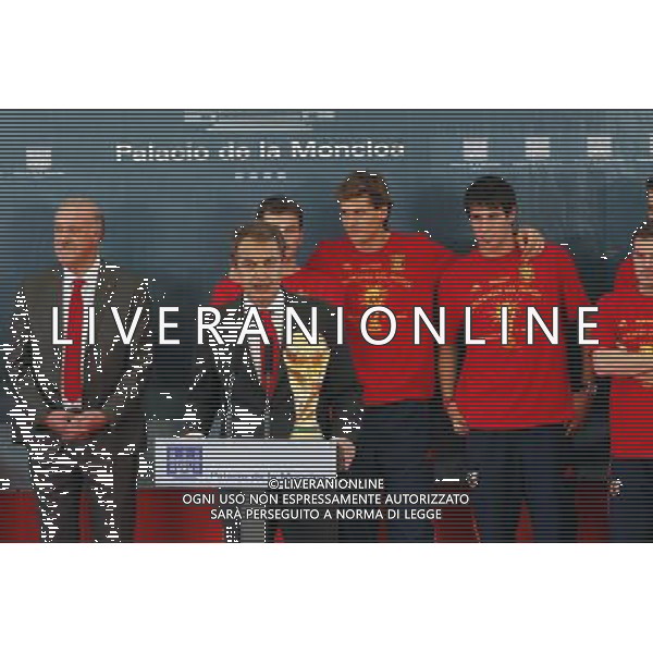Madrid (12/07/10).- Los jugadores de la Seleccion Espanola, Campeona del Mundo 2010, son recibidos en el Palacio de Moncloa por el Presidente del gobierno, Jose Luis Rodriguez Zapatero. © Alex Cid-Fuentes/ALFAQUI - Ag. Aldo Liverani sas ITALY ONLY LA NAZIONALE SPAGNOLA DI CALCIO RICEVUTA AL PALAZZO DE LA MONCLOA DA ZAPATERO