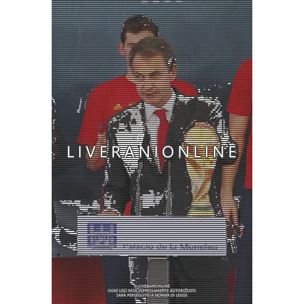 Madrid (12/07/10).- Los jugadores de la Seleccion Espanola, Campeona del Mundo 2010, son recibidos en el Palacio de Moncloa por el Presidente del gobierno, Jose Luis Rodriguez Zapatero. © Alex Cid-Fuentes/ALFAQUI - Ag. Aldo Liverani sas ITALY ONLY LA NAZIONALE SPAGNOLA DI CALCIO RICEVUTA AL PALAZZO DE LA MONCLOA DA ZAPATERO