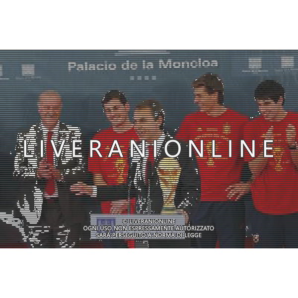 Madrid (12/07/10).- Los jugadores de la Seleccion Espanola, Campeona del Mundo 2010, son recibidos en el Palacio de Moncloa por el Presidente del gobierno, Jose Luis Rodriguez Zapatero. © Alex Cid-Fuentes/ALFAQUI - Ag. Aldo Liverani sas ITALY ONLY LA NAZIONALE SPAGNOLA DI CALCIO RICEVUTA AL PALAZZO DE LA MONCLOA DA ZAPATERO