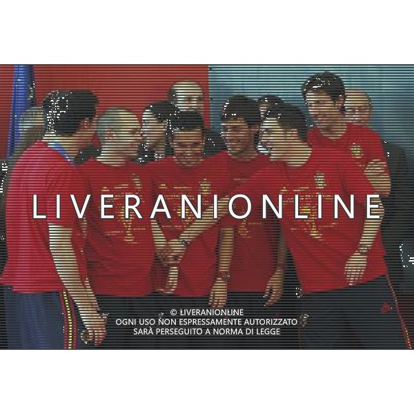 Madrid (12/07/10).- Los jugadores de la Seleccion Espanola, Campeona del Mundo 2010, son recibidos en el Palacio de Moncloa por el Presidente del gobierno, Jose Luis Rodriguez Zapatero. © Alex Cid-Fuentes/ALFAQUI - Ag. Aldo Liverani sas ITALY ONLY LA NAZIONALE SPAGNOLA DI CALCIO RICEVUTA AL PALAZZO DE LA MONCLOA DA ZAPATERO