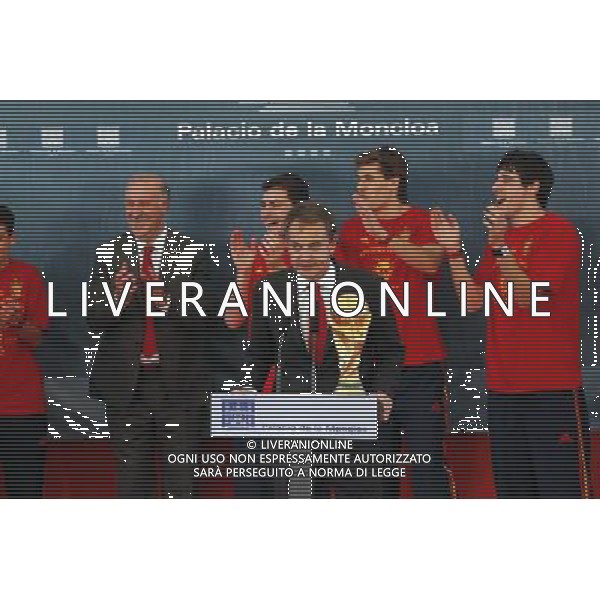 Madrid (12/07/10).- Los jugadores de la Seleccion Espanola, Campeona del Mundo 2010, son recibidos en el Palacio de Moncloa por el Presidente del gobierno, Jose Luis Rodriguez Zapatero. © Alex Cid-Fuentes/ALFAQUI - Ag. Aldo Liverani sas ITALY ONLY LA NAZIONALE SPAGNOLA DI CALCIO RICEVUTA AL PALAZZO DE LA MONCLOA DA ZAPATERO