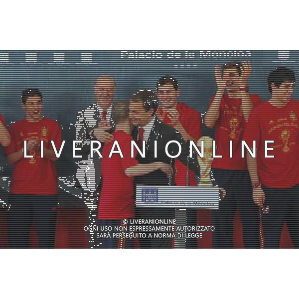 Madrid (12/07/10).- Los jugadores de la Seleccion Espanola, Campeona del Mundo 2010, son recibidos en el Palacio de Moncloa por el Presidente del gobierno, Jose Luis Rodriguez Zapatero. © Alex Cid-Fuentes/ALFAQUI - Ag. Aldo Liverani sas ITALY ONLY LA NAZIONALE SPAGNOLA DI CALCIO RICEVUTA AL PALAZZO DE LA MONCLOA DA ZAPATERO NELLA FOTO: INIESTA