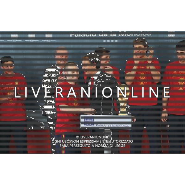 Madrid (12/07/10).- Los jugadores de la Seleccion Espanola, Campeona del Mundo 2010, son recibidos en el Palacio de Moncloa por el Presidente del gobierno, Jose Luis Rodriguez Zapatero. © Alex Cid-Fuentes/ALFAQUI - Ag. Aldo Liverani sas ITALY ONLY LA NAZIONALE SPAGNOLA DI CALCIO RICEVUTA AL PALAZZO DE LA MONCLOA DA ZAPATERO NELLA FOTO: INIESTA