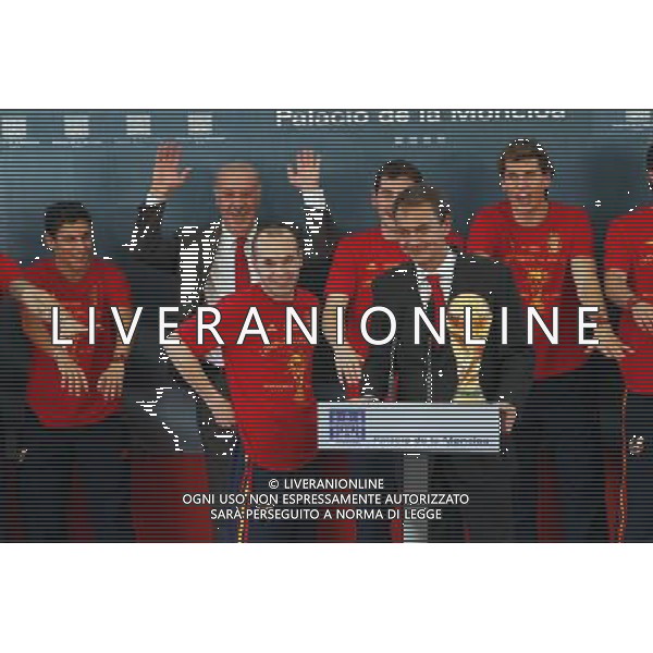 Madrid (12/07/10).- Los jugadores de la Seleccion Espanola, Campeona del Mundo 2010, son recibidos en el Palacio de Moncloa por el Presidente del gobierno, Jose Luis Rodriguez Zapatero. © Alex Cid-Fuentes/ALFAQUI - Ag. Aldo Liverani sas ITALY ONLY LA NAZIONALE SPAGNOLA DI CALCIO RICEVUTA AL PALAZZO DE LA MONCLOA DA ZAPATERO NELLA FOTO: INIESTA