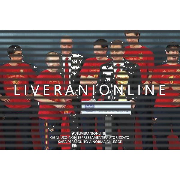 Madrid (12/07/10).- Los jugadores de la Seleccion Espanola, Campeona del Mundo 2010, son recibidos en el Palacio de Moncloa por el Presidente del gobierno, Jose Luis Rodriguez Zapatero. © Alex Cid-Fuentes/ALFAQUI - Ag. Aldo Liverani sas ITALY ONLY LA NAZIONALE SPAGNOLA DI CALCIO RICEVUTA AL PALAZZO DE LA MONCLOA DA ZAPATERO NELLA FOTO: INIESTA