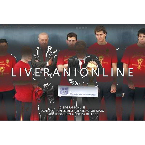 Madrid (12/07/10).- Los jugadores de la Seleccion Espanola, Campeona del Mundo 2010, son recibidos en el Palacio de Moncloa por el Presidente del gobierno, Jose Luis Rodriguez Zapatero. © Alex Cid-Fuentes/ALFAQUI - Ag. Aldo Liverani sas ITALY ONLY LA NAZIONALE SPAGNOLA DI CALCIO RICEVUTA AL PALAZZO DE LA MONCLOA DA ZAPATERO NELLA FOTO: INIESTA