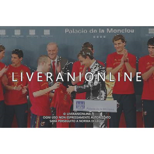Madrid (12/07/10).- Los jugadores de la Seleccion Espanola, Campeona del Mundo 2010, son recibidos en el Palacio de Moncloa por el Presidente del gobierno, Jose Luis Rodriguez Zapatero. © Alex Cid-Fuentes/ALFAQUI - Ag. Aldo Liverani sas ITALY ONLY LA NAZIONALE SPAGNOLA DI CALCIO RICEVUTA AL PALAZZO DE LA MONCLOA DA ZAPATERO NELLA FOTO: INIESTA
