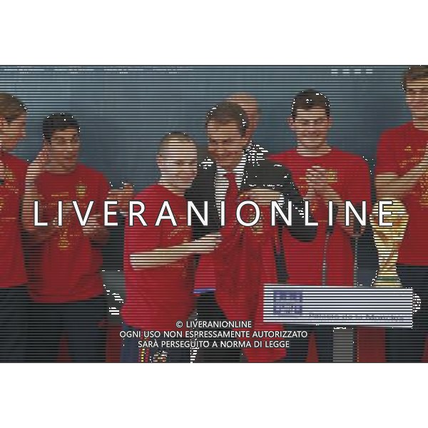 Madrid (12/07/10).- Los jugadores de la Seleccion Espanola, Campeona del Mundo 2010, son recibidos en el Palacio de Moncloa por el Presidente del gobierno, Jose Luis Rodriguez Zapatero. © Alex Cid-Fuentes/ALFAQUI - Ag. Aldo Liverani sas ITALY ONLY LA NAZIONALE SPAGNOLA DI CALCIO RICEVUTA AL PALAZZO DE LA MONCLOA DA ZAPATERO NELLA FOTO: INIESTA