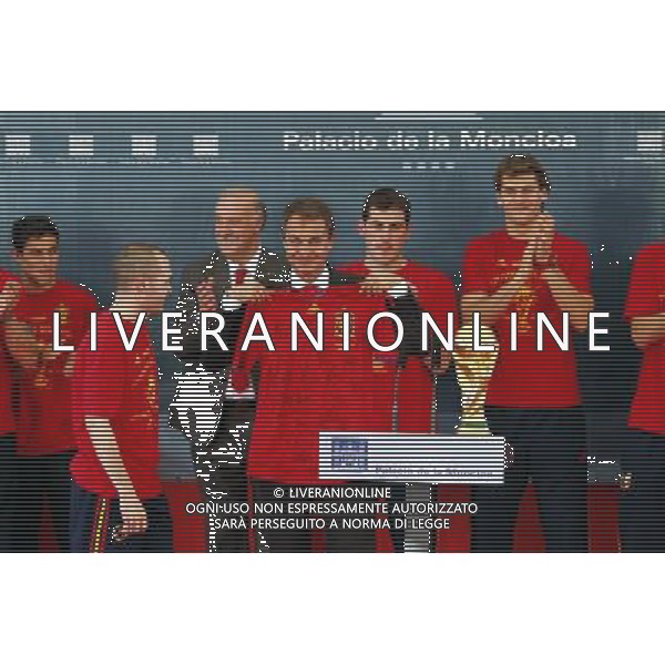Madrid (12/07/10).- Los jugadores de la Seleccion Espanola, Campeona del Mundo 2010, son recibidos en el Palacio de Moncloa por el Presidente del gobierno, Jose Luis Rodriguez Zapatero. © Alex Cid-Fuentes/ALFAQUI - Ag. Aldo Liverani sas ITALY ONLY LA NAZIONALE SPAGNOLA DI CALCIO RICEVUTA AL PALAZZO DE LA MONCLOA DA ZAPATERO NELLA FOTO: INIESTA