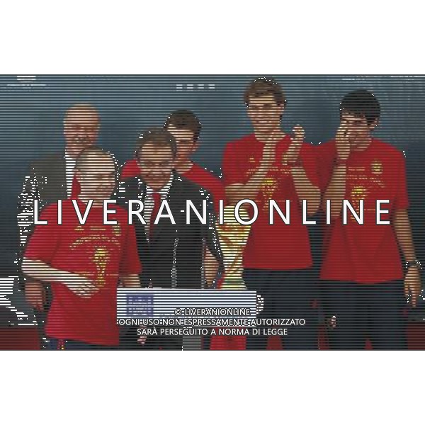 Madrid (12/07/10).- Los jugadores de la Seleccion Espanola, Campeona del Mundo 2010, son recibidos en el Palacio de Moncloa por el Presidente del gobierno, Jose Luis Rodriguez Zapatero. © Alex Cid-Fuentes/ALFAQUI - Ag. Aldo Liverani sas ITALY ONLY LA NAZIONALE SPAGNOLA DI CALCIO RICEVUTA AL PALAZZO DE LA MONCLOA DA ZAPATERO NELLA FOTO: INIESTA