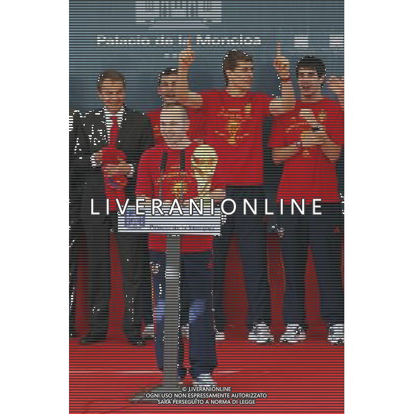 Madrid (12/07/10).- Los jugadores de la Seleccion Espanola, Campeona del Mundo 2010, son recibidos en el Palacio de Moncloa por el Presidente del gobierno, Jose Luis Rodriguez Zapatero. © Alex Cid-Fuentes/ALFAQUI - Ag. Aldo Liverani sas ITALY ONLY LA NAZIONALE SPAGNOLA DI CALCIO RICEVUTA AL PALAZZO DE LA MONCLOA DA ZAPATERO NELLA FOTO: INIESTA