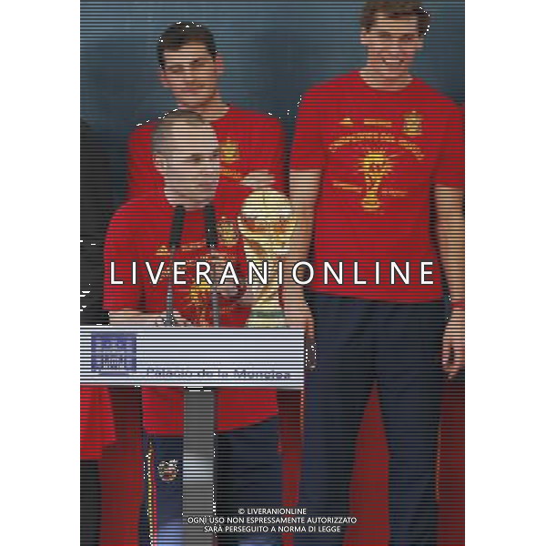 Madrid (12/07/10).- Los jugadores de la Seleccion Espanola, Campeona del Mundo 2010, son recibidos en el Palacio de Moncloa por el Presidente del gobierno, Jose Luis Rodriguez Zapatero. © Alex Cid-Fuentes/ALFAQUI - Ag. Aldo Liverani sas ITALY ONLY LA NAZIONALE SPAGNOLA DI CALCIO RICEVUTA AL PALAZZO DE LA MONCLOA DA ZAPATERO NELLA FOTO: INIESTA