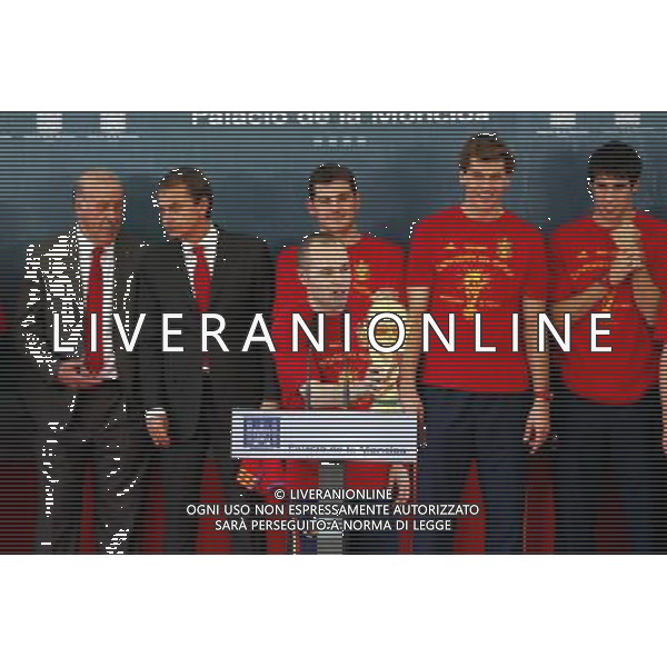 Madrid (12/07/10).- Los jugadores de la Seleccion Espanola, Campeona del Mundo 2010, son recibidos en el Palacio de Moncloa por el Presidente del gobierno, Jose Luis Rodriguez Zapatero. © Alex Cid-Fuentes/ALFAQUI - Ag. Aldo Liverani sas ITALY ONLY LA NAZIONALE SPAGNOLA DI CALCIO RICEVUTA AL PALAZZO DE LA MONCLOA DA ZAPATERO NELLA FOTO: INIESTA