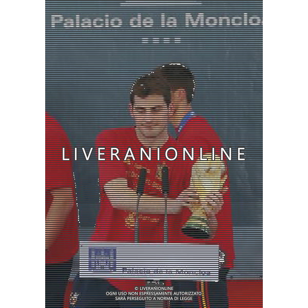 Madrid (12/07/10).- Los jugadores de la Seleccion Espanola, Campeona del Mundo 2010, son recibidos en el Palacio de Moncloa por el Presidente del gobierno, Jose Luis Rodriguez Zapatero. © Alex Cid-Fuentes/ALFAQUI - Ag. Aldo Liverani sas ITALY ONLY LA NAZIONALE SPAGNOLA DI CALCIO RICEVUTA AL PALAZZO DE LA MONCLOA DA ZAPATERO nella foto: IKER CASILLAS