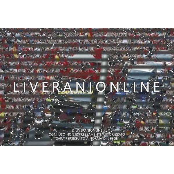 MADRID, Spain (12/07/2010).- Spain\'s National team celebrates victory ay South Africa world Cup with supporters all over Madrid. Photo: Adrian / ALFAQUI - Ag. Aldo Liverani sas ITALY ONLY FESTEGGIAMENTI NELLE STRADE DI MADRID DELLA NAZIONALE SPAGNOLA DI CALCIO DOPO LA VITTORIA DELLA COPPA DEL MONDO IN SUD AFRICA 2010