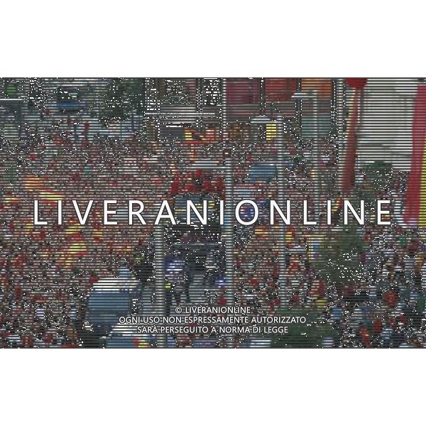 MADRID, Spain (12/07/2010).- Spain\'s National team celebrates victory ay South Africa world Cup with supporters all over Madrid. Photo: Adrian / ALFAQUI - Ag. Aldo Liverani sas ITALY ONLY FESTEGGIAMENTI NELLE STRADE DI MADRID DELLA NAZIONALE SPAGNOLA DI CALCIO DOPO LA VITTORIA DELLA COPPA DEL MONDO IN SUD AFRICA 2010