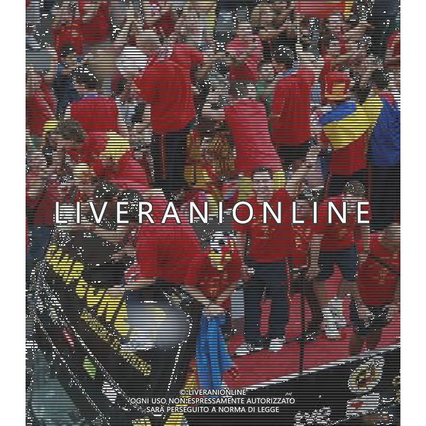 MADRID, Spain (12/07/2010).- Spain\'s National team celebrates victory ay South Africa world Cup with supporters all over Madrid. Photo: Adrian / ALFAQUI - Ag. Aldo Liverani sas ITALY ONLY FESTEGGIAMENTI NELLE STRADE DI MADRID DELLA NAZIONALE SPAGNOLA DI CALCIO DOPO LA VITTORIA DELLA COPPA DEL MONDO IN SUD AFRICA 2010