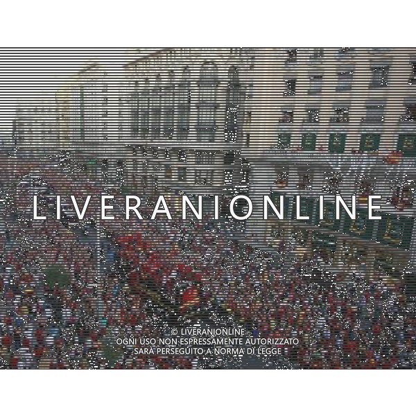 MADRID, Spain (12/07/2010).- Spain\'s National team celebrates victory ay South Africa world Cup with supporters all over Madrid. Photo: Adrian / ALFAQUI - Ag. Aldo Liverani sas ITALY ONLY FESTEGGIAMENTI NELLE STRADE DI MADRID DELLA NAZIONALE SPAGNOLA DI CALCIO DOPO LA VITTORIA DELLA COPPA DEL MONDO IN SUD AFRICA 2010