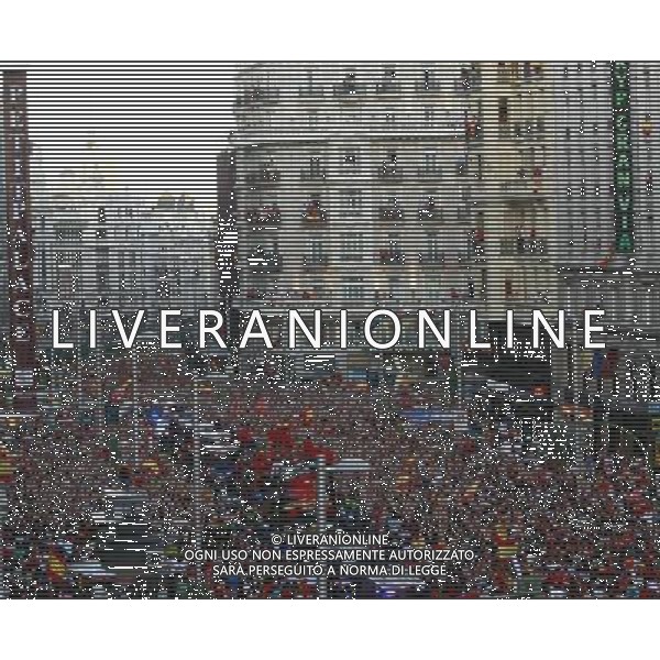 MADRID, Spain (12/07/2010).- Spain\'s National team celebrates victory ay South Africa world Cup with supporters all over Madrid. Photo: Adrian / ALFAQUI - Ag. Aldo Liverani sas ITALY ONLY FESTEGGIAMENTI NELLE STRADE DI MADRID DELLA NAZIONALE SPAGNOLA DI CALCIO DOPO LA VITTORIA DELLA COPPA DEL MONDO IN SUD AFRICA 2010