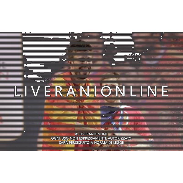 Spain\'s Gerard Pique (l) and Xabi Alonso during the celebration of the victory in the FIFA World Cup.July, 7, 2010. Photo: Acero / Alter / ALFAQUI - Ag. Aldo Liverani sas ITALY ONLY FESTEGGIAMENTI A MADRID DELLA NAZIONALE SPAGNOLA DI CALCIO DOPO LA VITTORIA DELLA COPPA DEL MONDO IN SUD AFRICA 2010