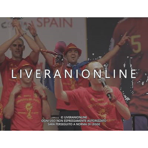 Spain\'s Andre Iniesta, Victor Valdes, Carlos Marchena and David Villa during the celebration of the victory in the FIFA World Cup.July, 7, 2010. Photo: Acero / Alter / ALFAQUI - Ag. Aldo Liverani sas ITALY ONLY FESTEGGIAMENTI A MADRID DELLA NAZIONALE SPAGNOLA DI CALCIO DOPO LA VITTORIA DELLA COPPA DEL MONDO IN SUD AFRICA 2010