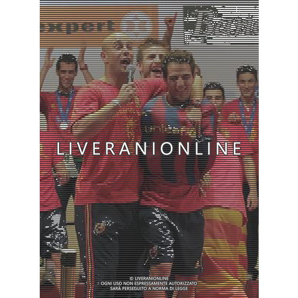 Spain\'s Pepe Reina, Cesc Fabregas and Gerard Pique during the celebration of the victory in the FIFA World Cup.July, 7, 2010. Photo: Acero / Alter / ALFAQUI - Ag. Aldo Liverani sas ITALY ONLY FESTEGGIAMENTI A MADRID DELLA NAZIONALE SPAGNOLA DI CALCIO DOPO LA VITTORIA DELLA COPPA DEL MONDO IN SUD AFRICA 2010