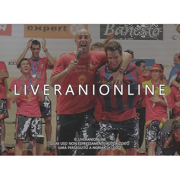 Spain\'s Pepe Reina and Cesc Fabregas during the celebration of the victory in the FIFA World Cup.July, 7, 2010. Photo: Acero / Alter / ALFAQUI - Ag. Aldo Liverani sas ITALY ONLY FESTEGGIAMENTI A MADRID DELLA NAZIONALE SPAGNOLA DI CALCIO DOPO LA VITTORIA DELLA COPPA DEL MONDO IN SUD AFRICA 2010