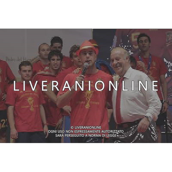 Spain\'s Pepe Reina and the coach Vicente del Bosque during the celebration of the victory in the FIFA World Cup.July, 7, 2010. Photo: Acero / Alter / ALFAQUI - Ag. Aldo Liverani sas ITALY ONLY FESTEGGIAMENTI A MADRID DELLA NAZIONALE SPAGNOLA DI CALCIO DOPO LA VITTORIA DELLA COPPA DEL MONDO IN SUD AFRICA 2010