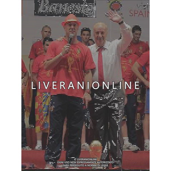 Spain\'s Pepe Reina and the coach Vicente del Bosque during the celebration of the victory in the FIFA World Cup.July, 7, 2010. Photo: Acero / Alter / ALFAQUI - Ag. Aldo Liverani sas ITALY ONLY FESTEGGIAMENTI A MADRID DELLA NAZIONALE SPAGNOLA DI CALCIO DOPO LA VITTORIA DELLA COPPA DEL MONDO IN SUD AFRICA 2010