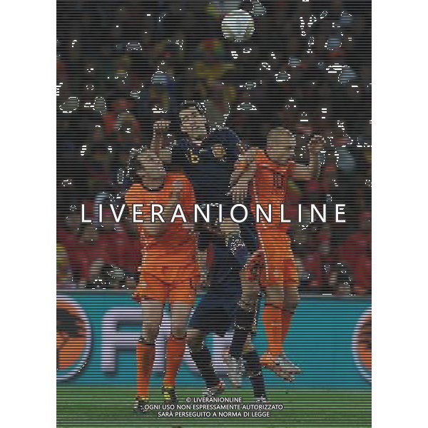 Fifa World Cup Sud Africa 2010 Match #64 Finale Johannesburg (Soccer City Stadium) - 11.07.2010 Olanda-Spagna Nella Foto:Sergio BUSQUETS-Wesley SNEIJDER-Joris MATHIJSEN /Ph.Vitez-Ag. Aldo Liverani