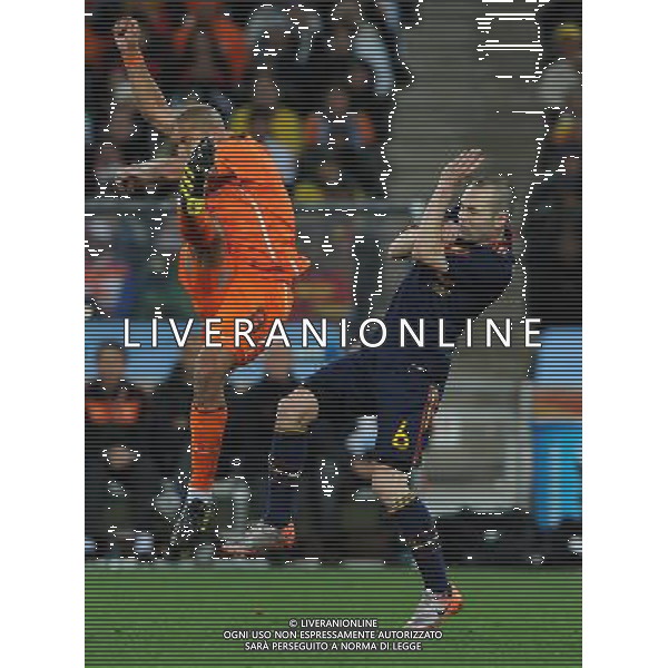 Fifa World Cup Sud Africa 2010 Match #64 Finale Johannesburg (Soccer City Stadium) - 11.07.2010 Olanda-Spagna Nella Foto:Nigel DE JONG-Andres INIESTA /Ph.Vitez-Ag. Aldo Liverani