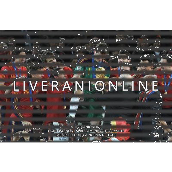 Fifa World Cup Sud Africa 2010 Match #64 Finale Johannesburg (Soccer City Stadium) - 11.07.2010 Olanda-Spagna Nella Foto:Iker CASILLAS riceve la coppa da Joseph BLATTER e ZUMA /Ph.Vitez-Ag. Aldo Liverani