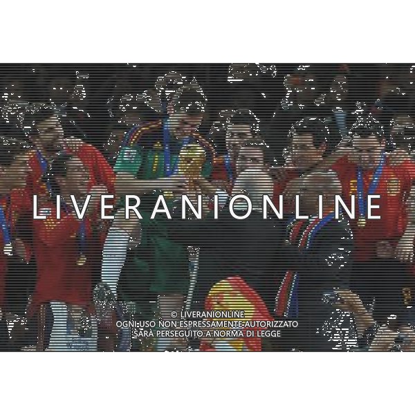 Fifa World Cup Sud Africa 2010 Match #64 Finale Johannesburg (Soccer City Stadium) - 11.07.2010 Olanda-Spagna Nella Foto:Iker CASILLAS riceve la coppa da Joseph BLATTER e ZUMA /Ph.Vitez-Ag. Aldo Liverani