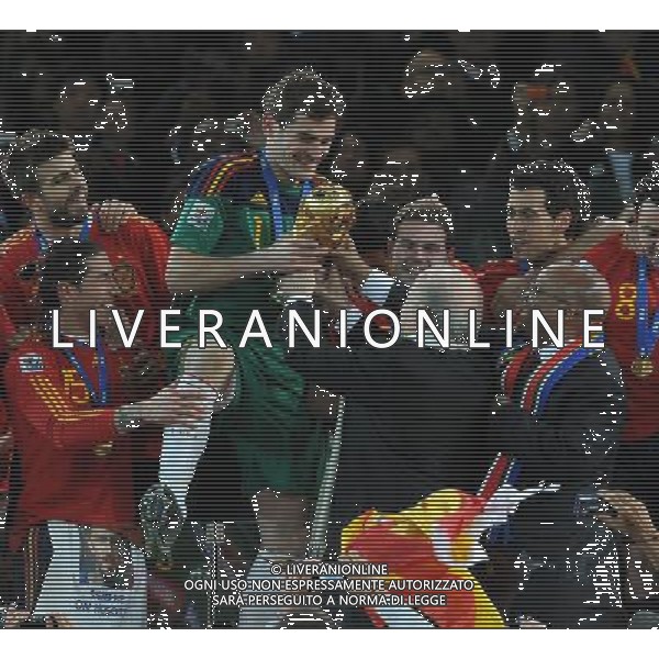 Fifa World Cup Sud Africa 2010 Match #64 Finale Johannesburg (Soccer City Stadium) - 11.07.2010 Olanda-Spagna Nella Foto:Iker CASILLAS riceve la coppa da Joseph BLATTER e ZUMA /Ph.Vitez-Ag. Aldo Liverani