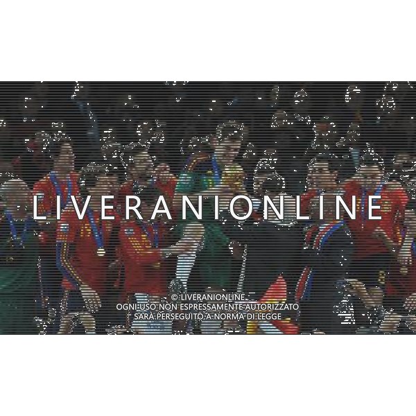 Fifa World Cup Sud Africa 2010 Match #64 Finale Johannesburg (Soccer City Stadium) - 11.07.2010 Olanda-Spagna Nella Foto:Iker CASILLAS riceve la coppa da Joseph BLATTER e ZUMA /Ph.Vitez-Ag. Aldo Liverani